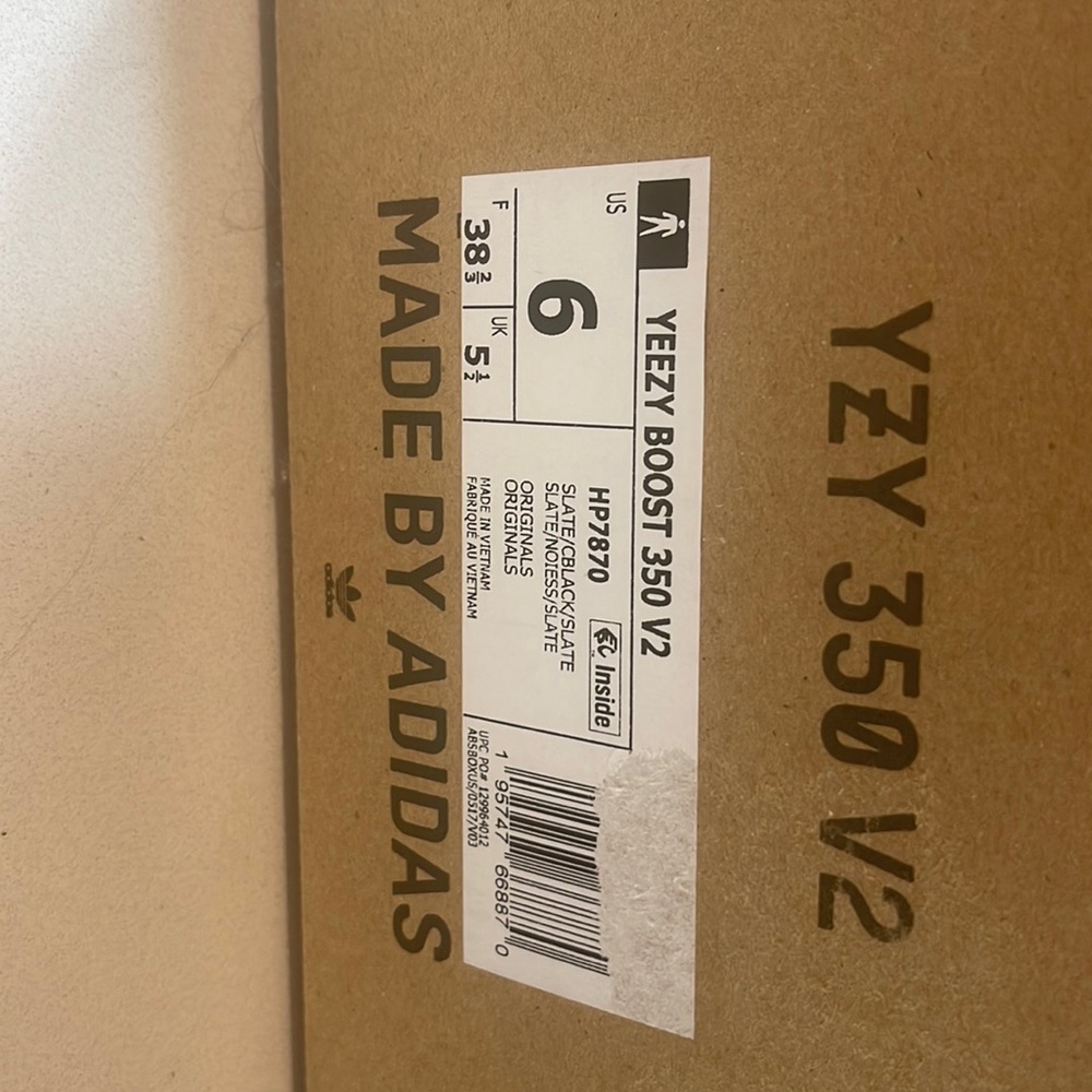 Brand new Yeezys never worn size 6